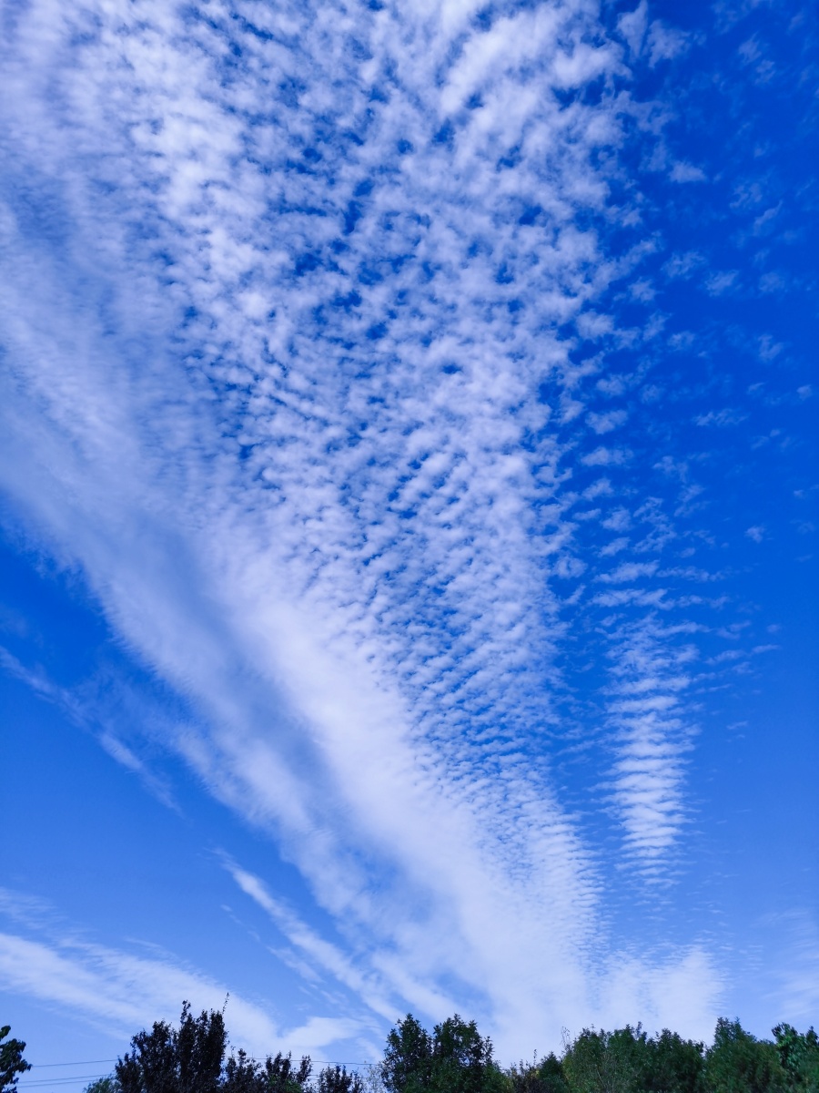 蓝天白云清澈的天空心旷神怡