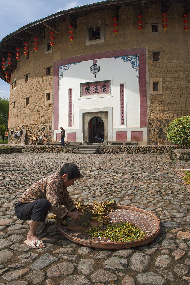 在闽西的大山里,有着数以千百万计的土楼,土楼里住着客家人