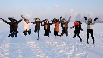DSCF5743泰妹戏雪