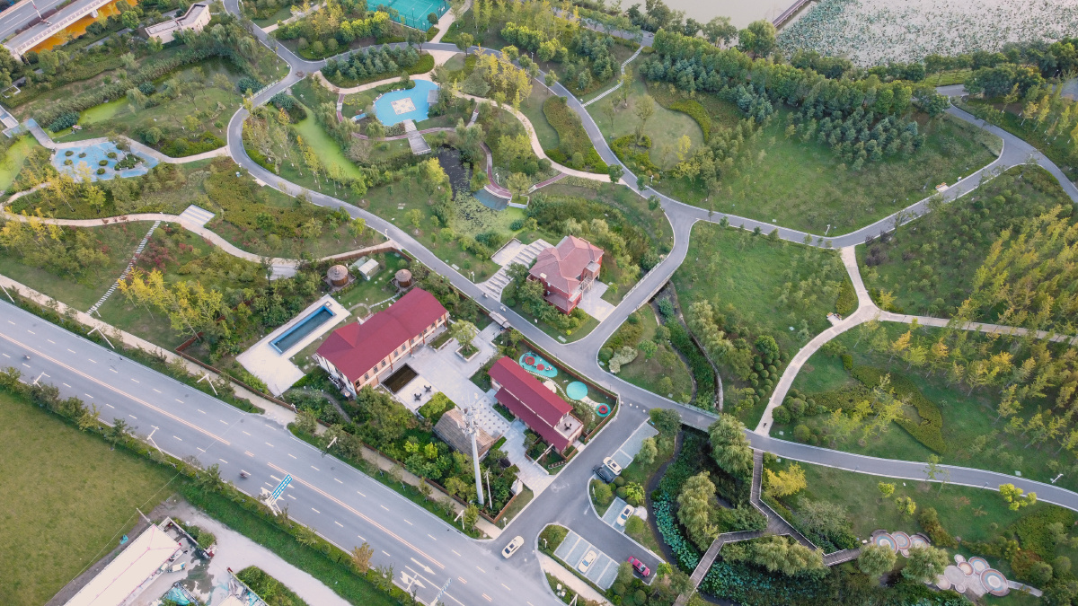 公园曲线布局,原木驿站全景