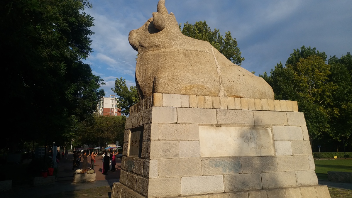 牛城的卧牜剪影