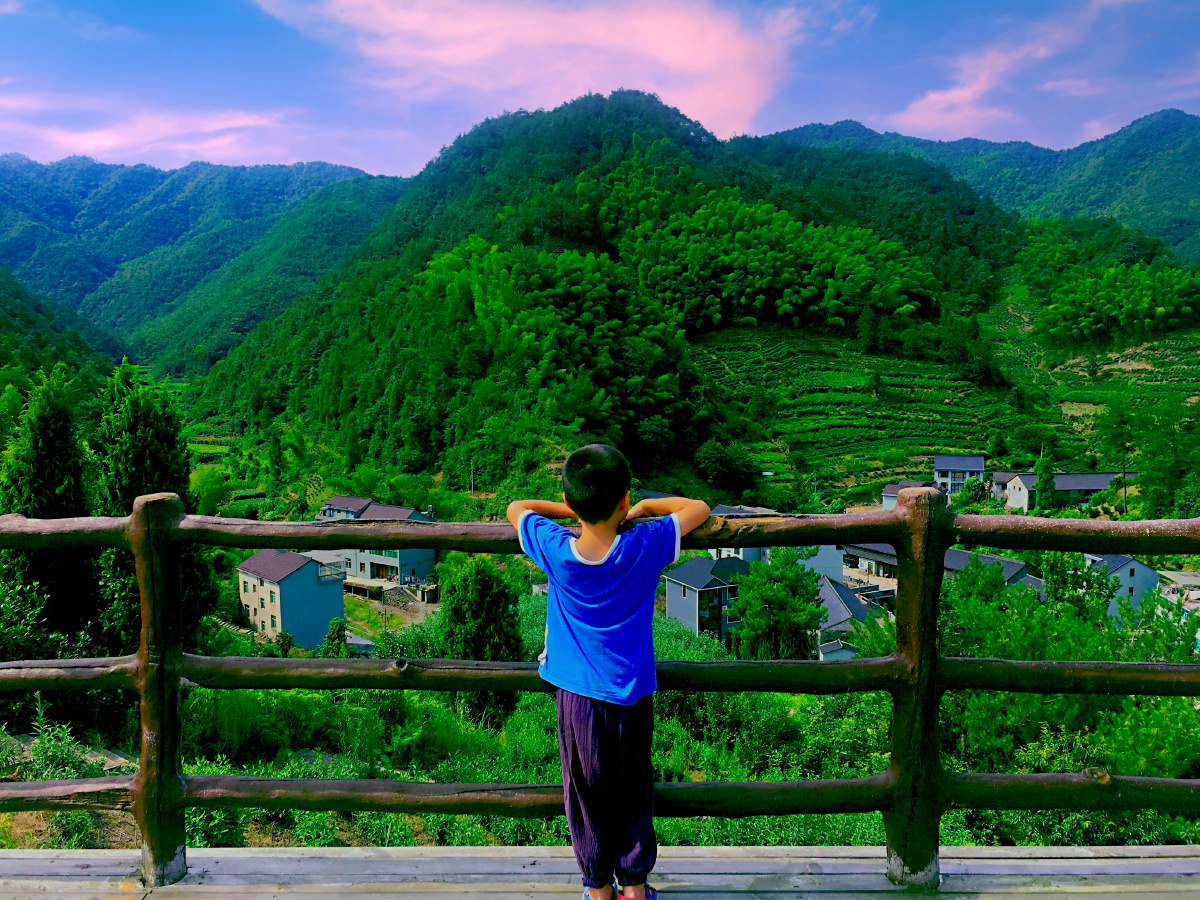 站在山顶看远方