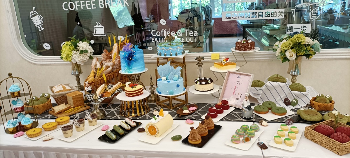 想和很ok的人一起完成很ok的事学校甜品展台最后一组北极熊是我们