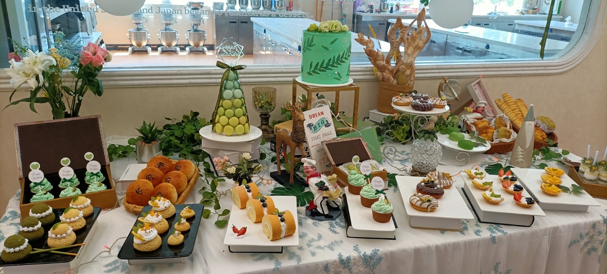 想和很ok的人一起完成很ok的事学校甜品展台最后一组北极熊是我们