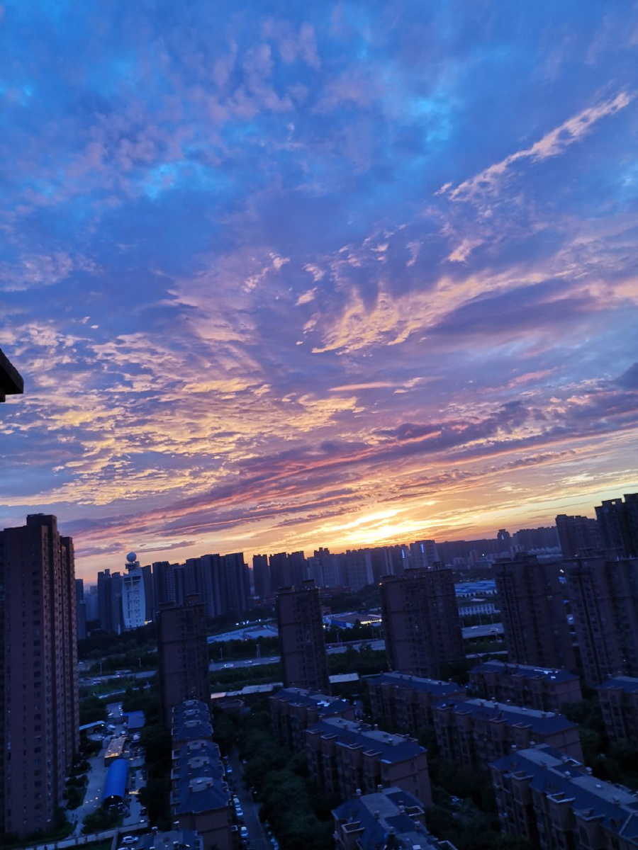 晚霞实拍细节拉满克莱因蓝最伤感也最迷人