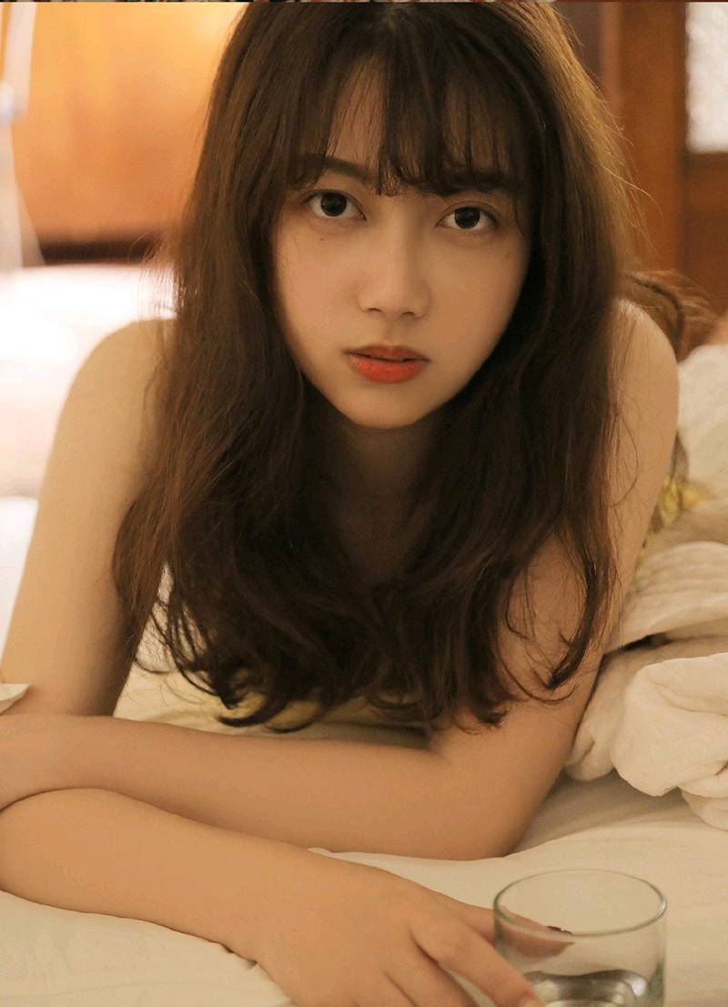 冰美人御姐室内吃泡面素人养眼可爱软妹