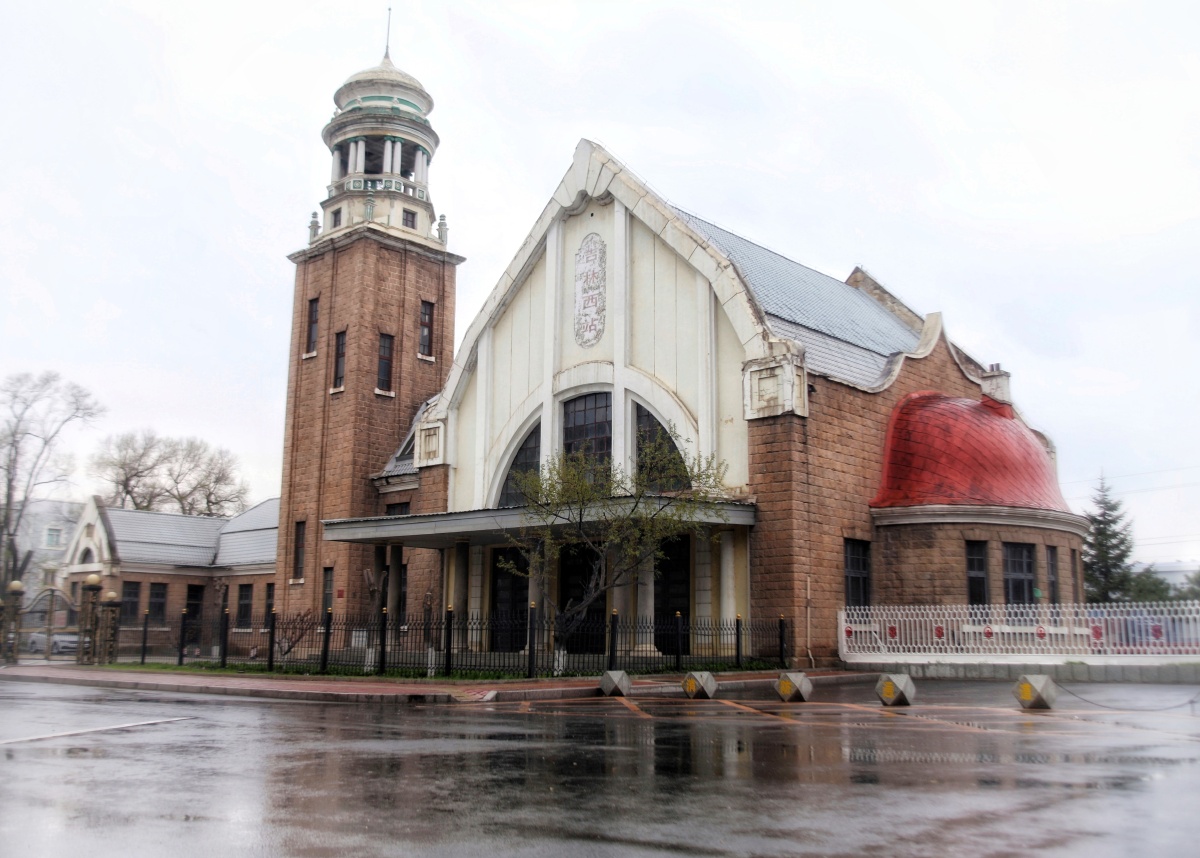 吉林西站原吉海铁路总站旧址建于1928年当时由著名设计师林徽因设计