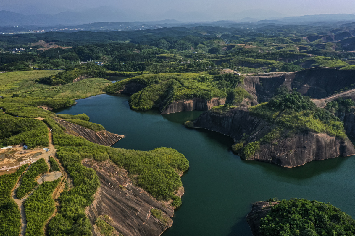 航拍湖南郴州高椅岭丹霞地貌风光