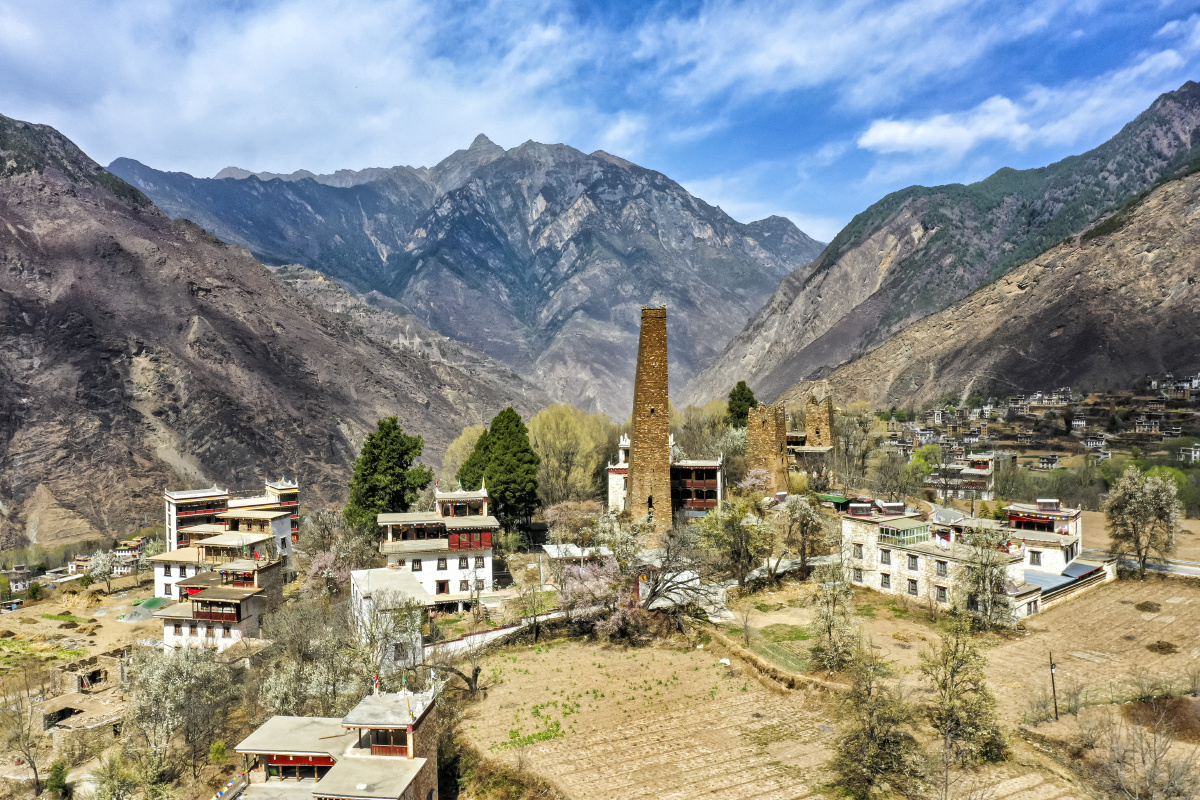 航拍四川丹巴中路藏寨自然风光