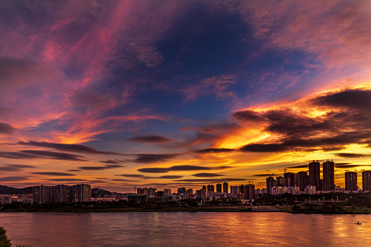 台风来临前的晚霞夕阳