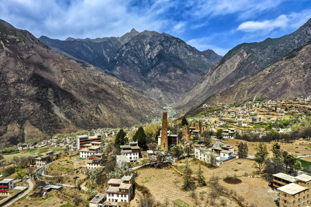 航拍四川丹巴中路藏寨自然风光