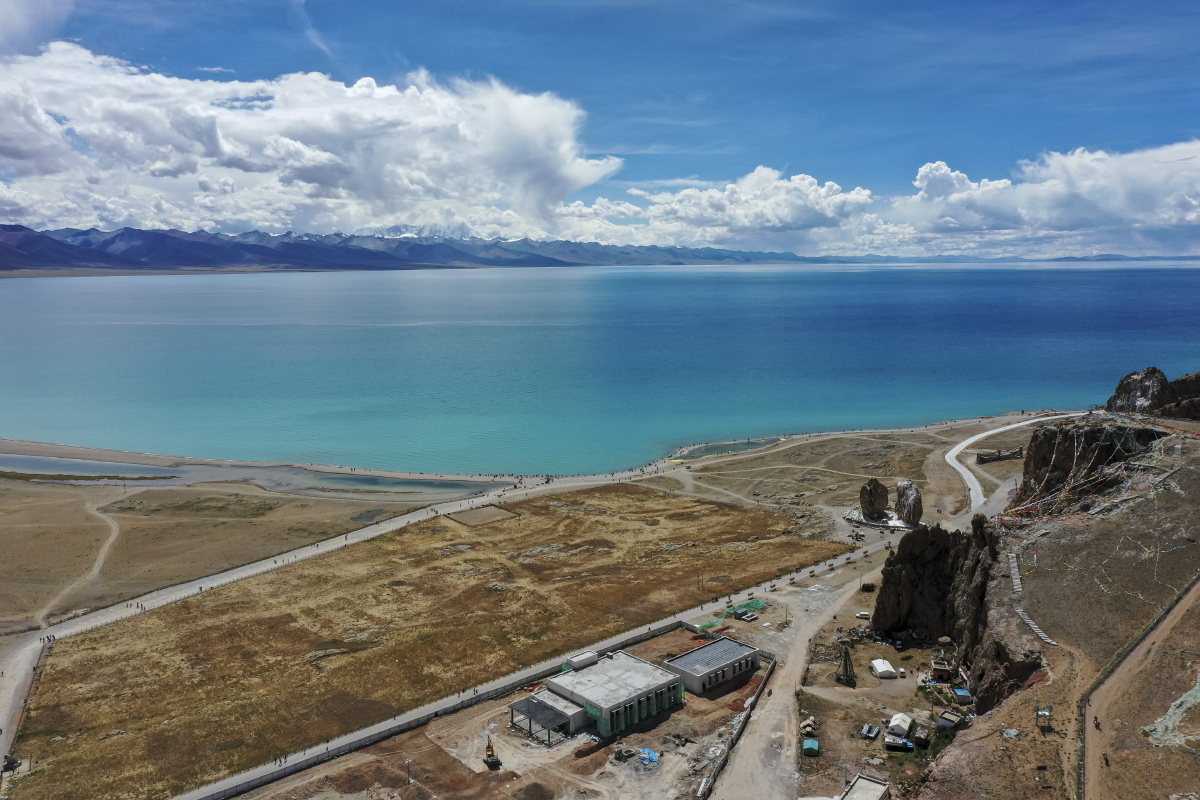 航拍纳木措湖风光