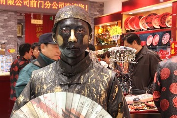 他也逛商店