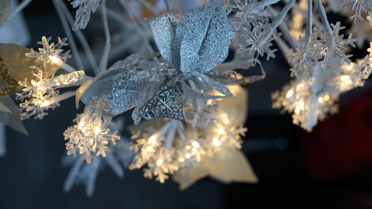 银色圣诞树局部