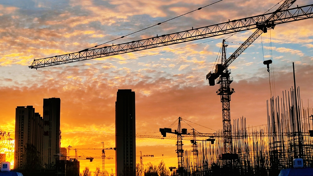 晚霞映照下忙碌的工地