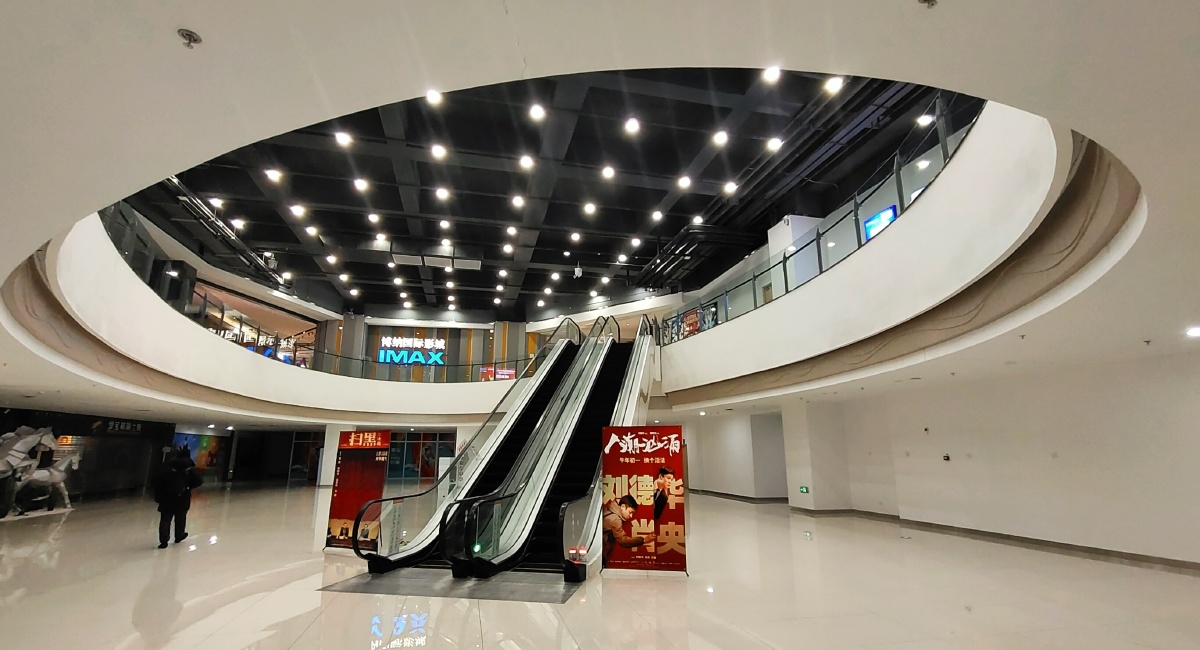 疫情期间萧条的商场