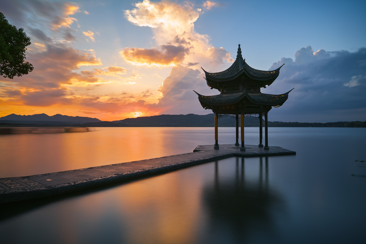 西湖集贤亭的傍晚