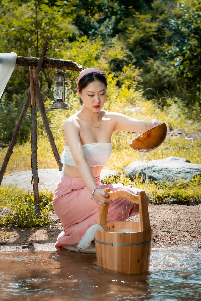 浣纱摄于辽宁朝阳倾国倾城浣纱女薄面红衣蝉如翼棒杵