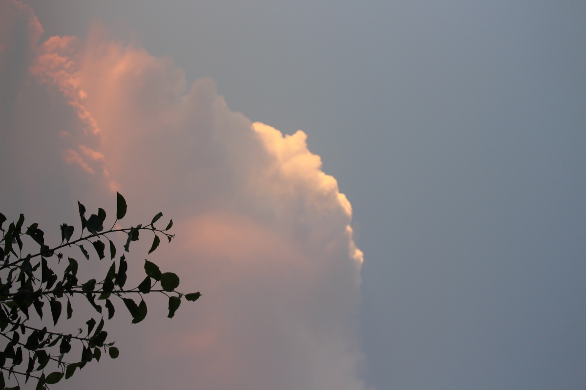 夕阳西下,送给云朵的一身新衣.
