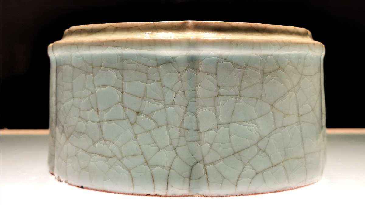 官窑粉青釉海棠式套盒宋