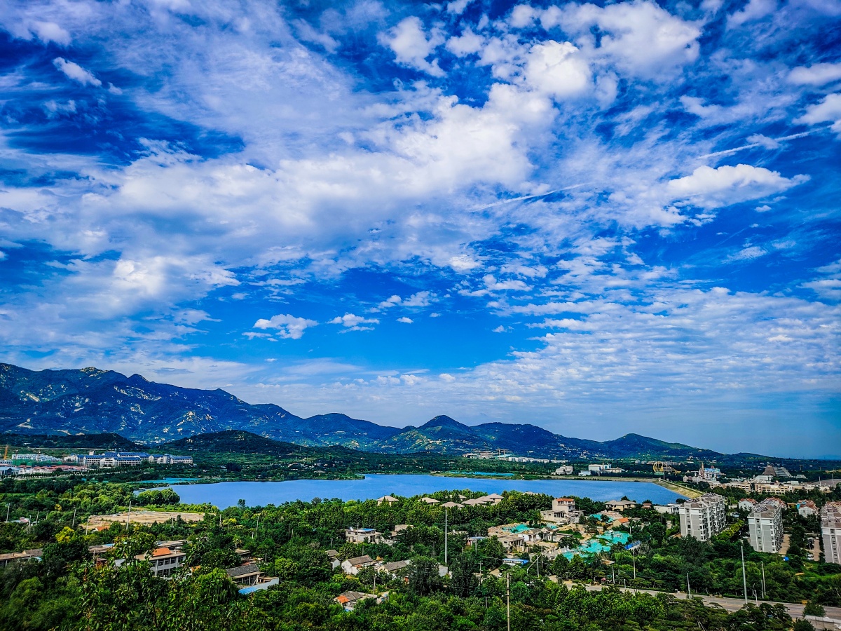 万里晴空天泽湖.