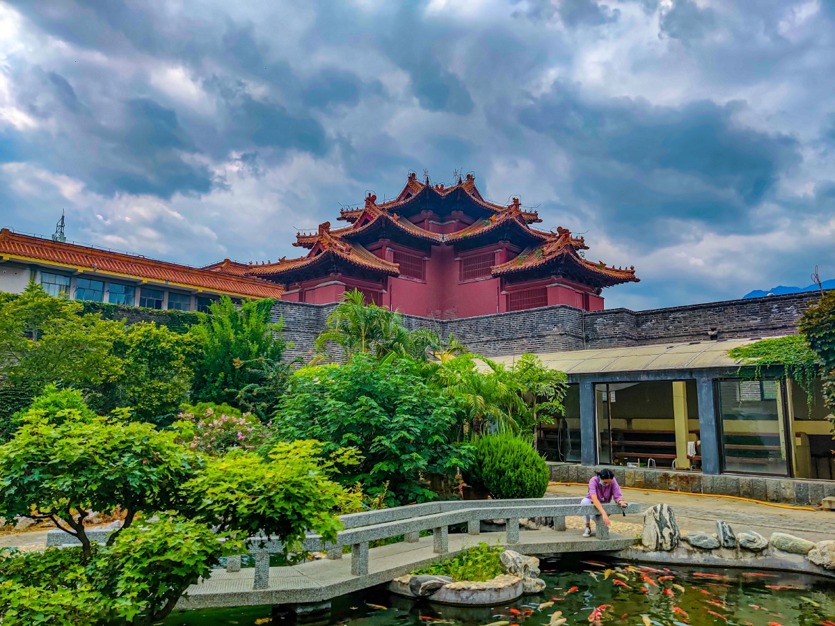 乌云下的岱庙角楼