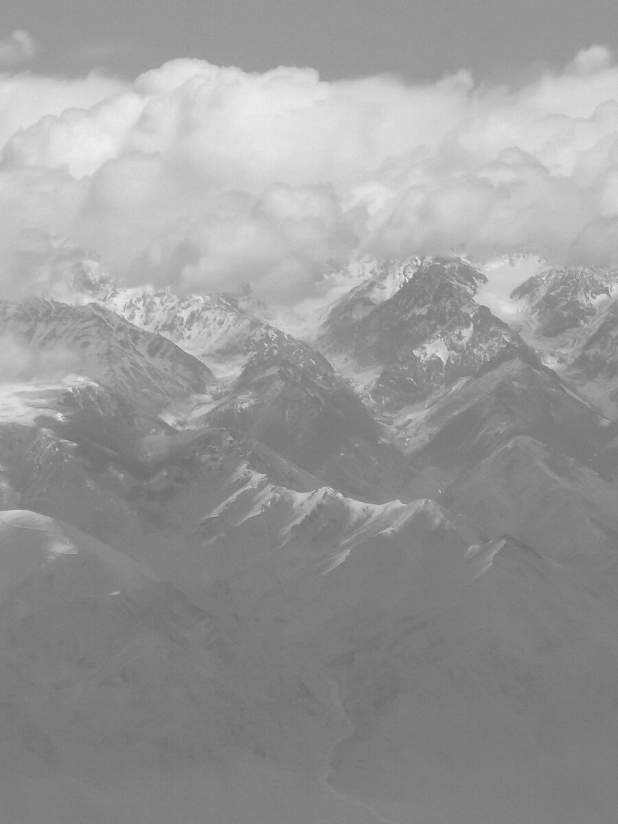 航拍天山山脉