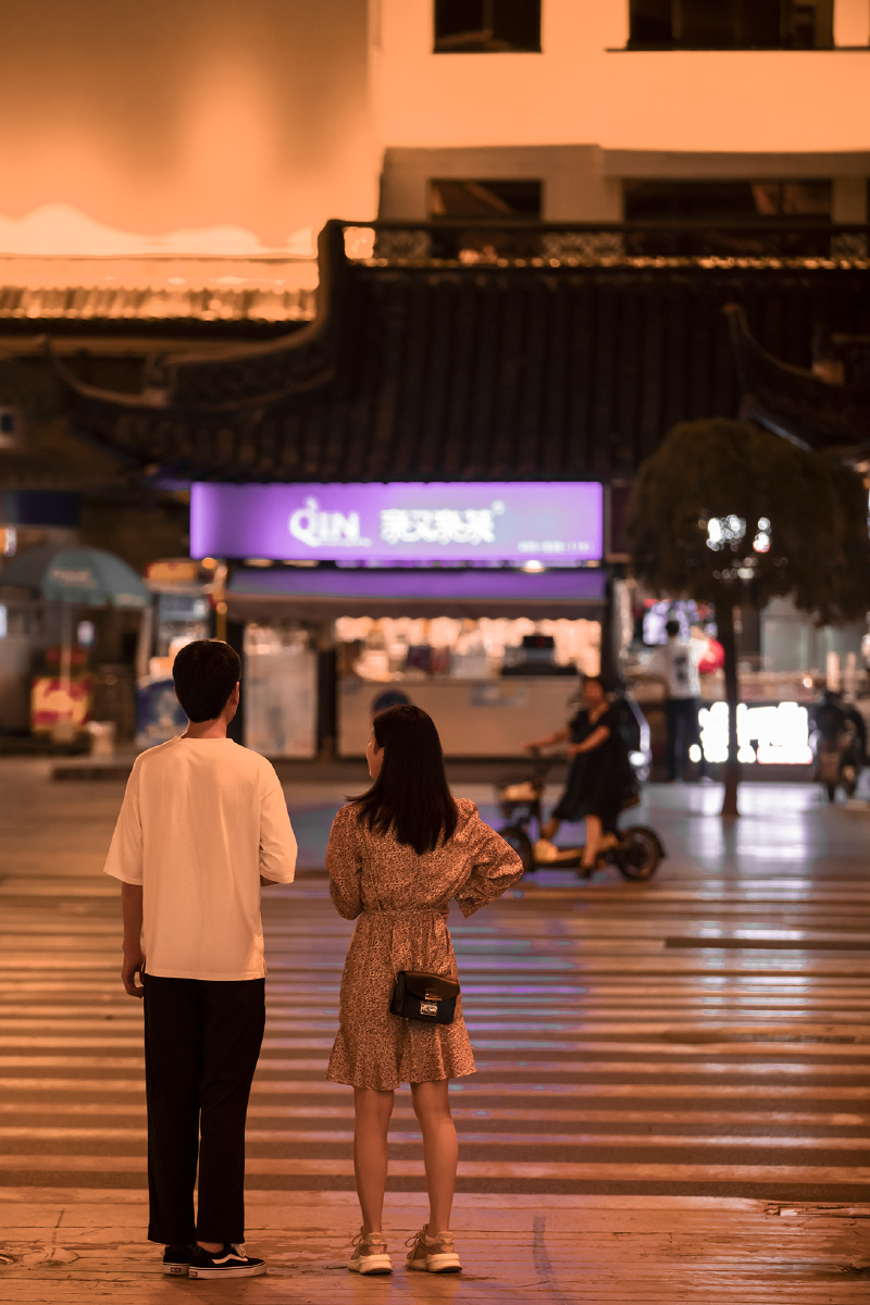 夜色朦胧行人匆匆