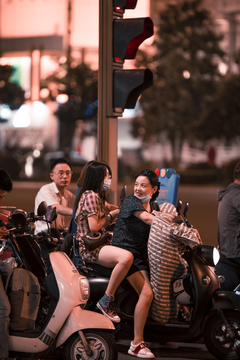 夜色朦胧行人匆匆