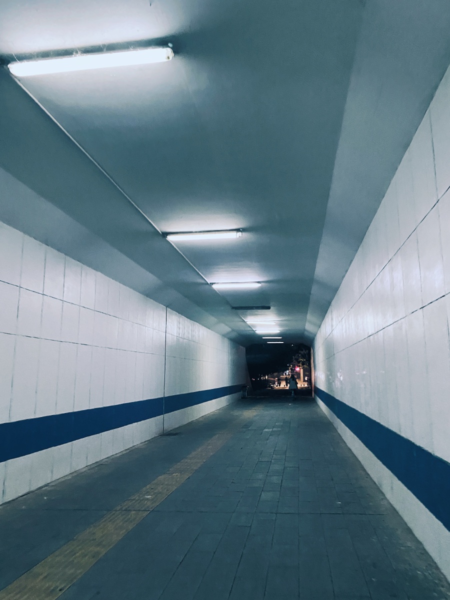 快出隧道了人行隧道真的让人越走越恐惧