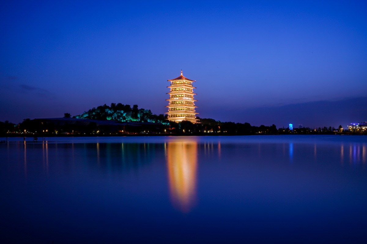 夜幕下的长安塔