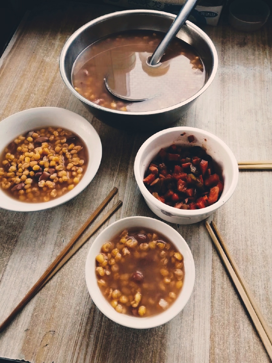 平凡人家的简单早餐大碴粥咸菜