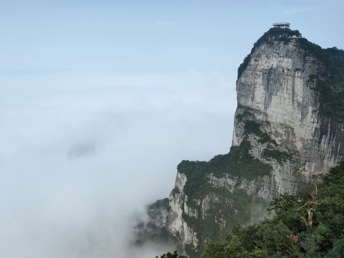 张家界的云海和山峰 雄伟的祖国大好河山
