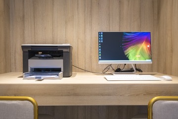 596843