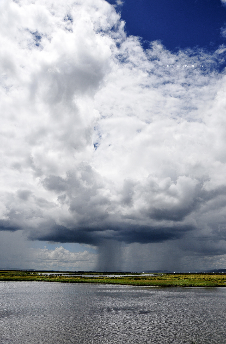 原子弹爆破暴雨云