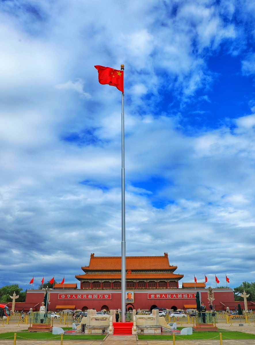 广场迎风飘扬的五星红旗