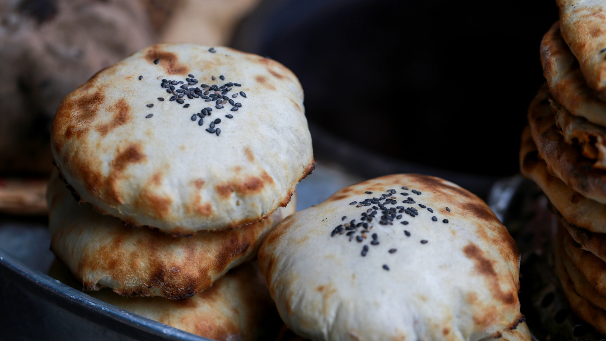 衢州美食常山篇黑鱼面烤饼贡面馄饨臭豆腐夹饼