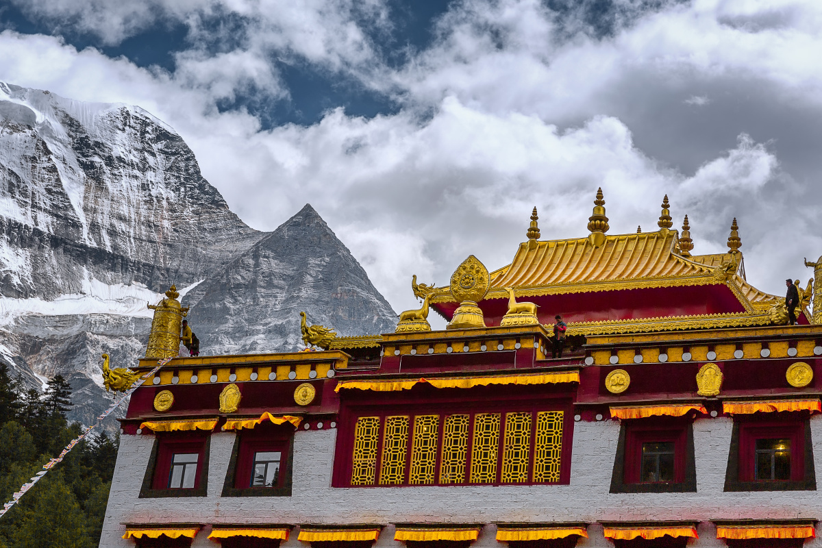 雪山下的寺庙