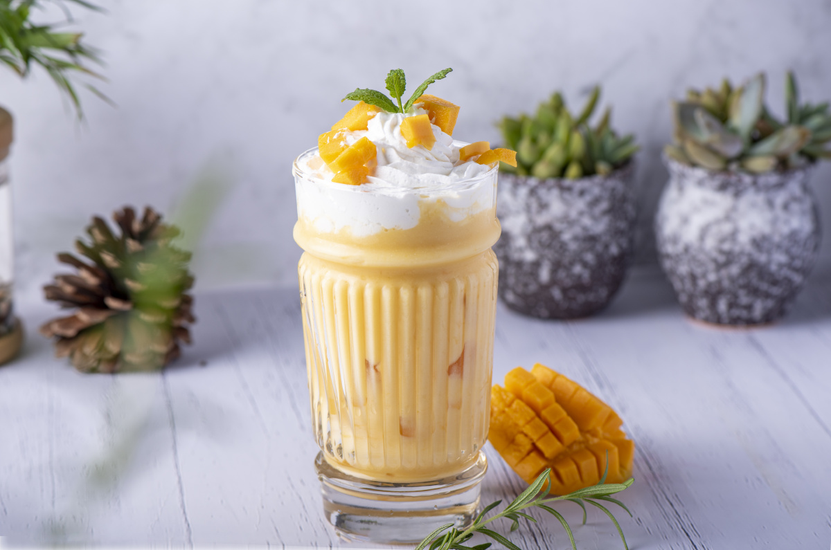 优格饮品杨枝甘露色彩诱人的饮品