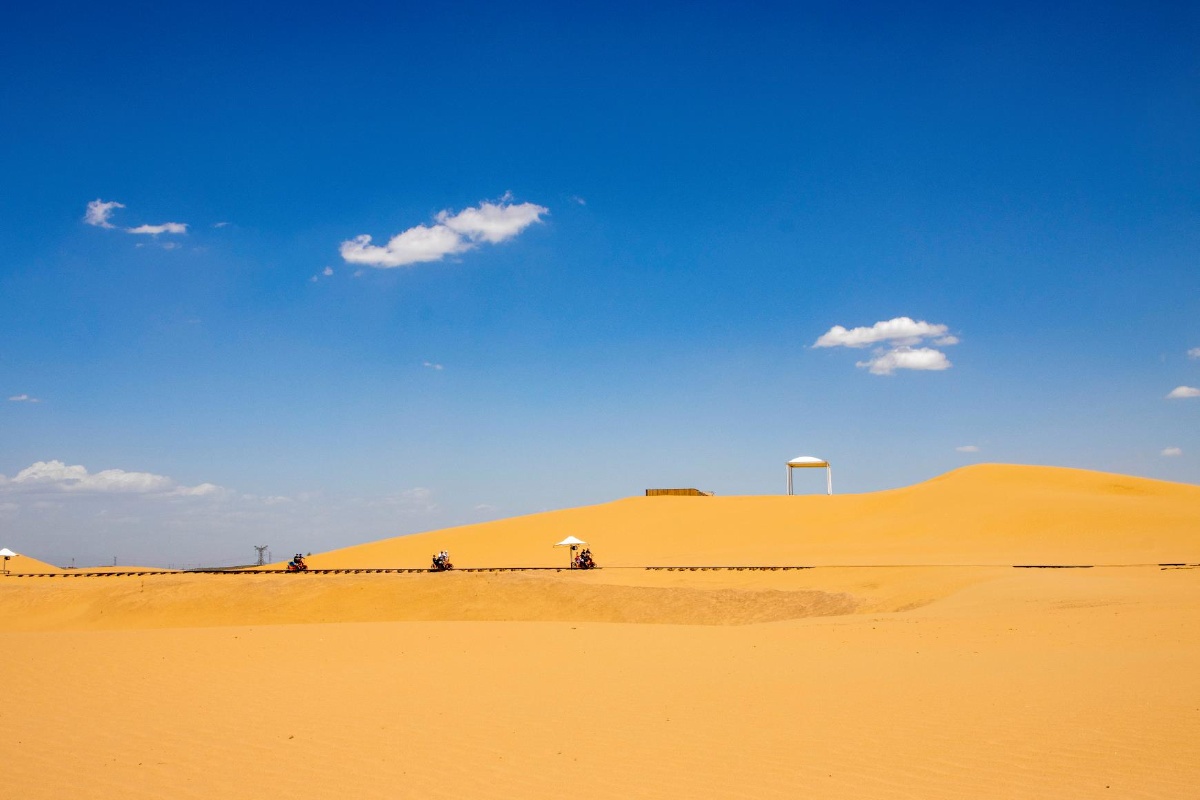 沙漠蓝天红衣美女响沙湾蒙古鄂尔多斯