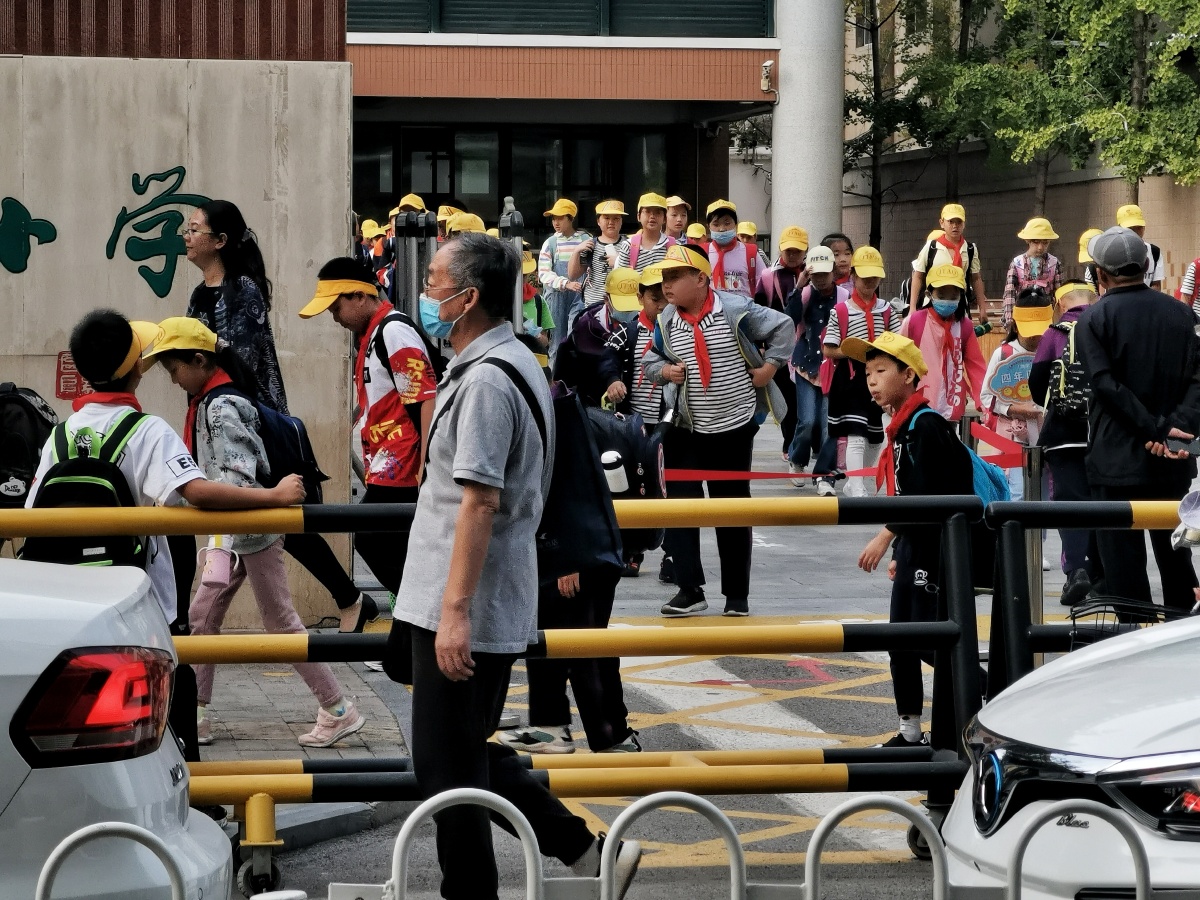 放学接孩子是当下每一座城市不可或缺的节点,为什么日本的小学生都是