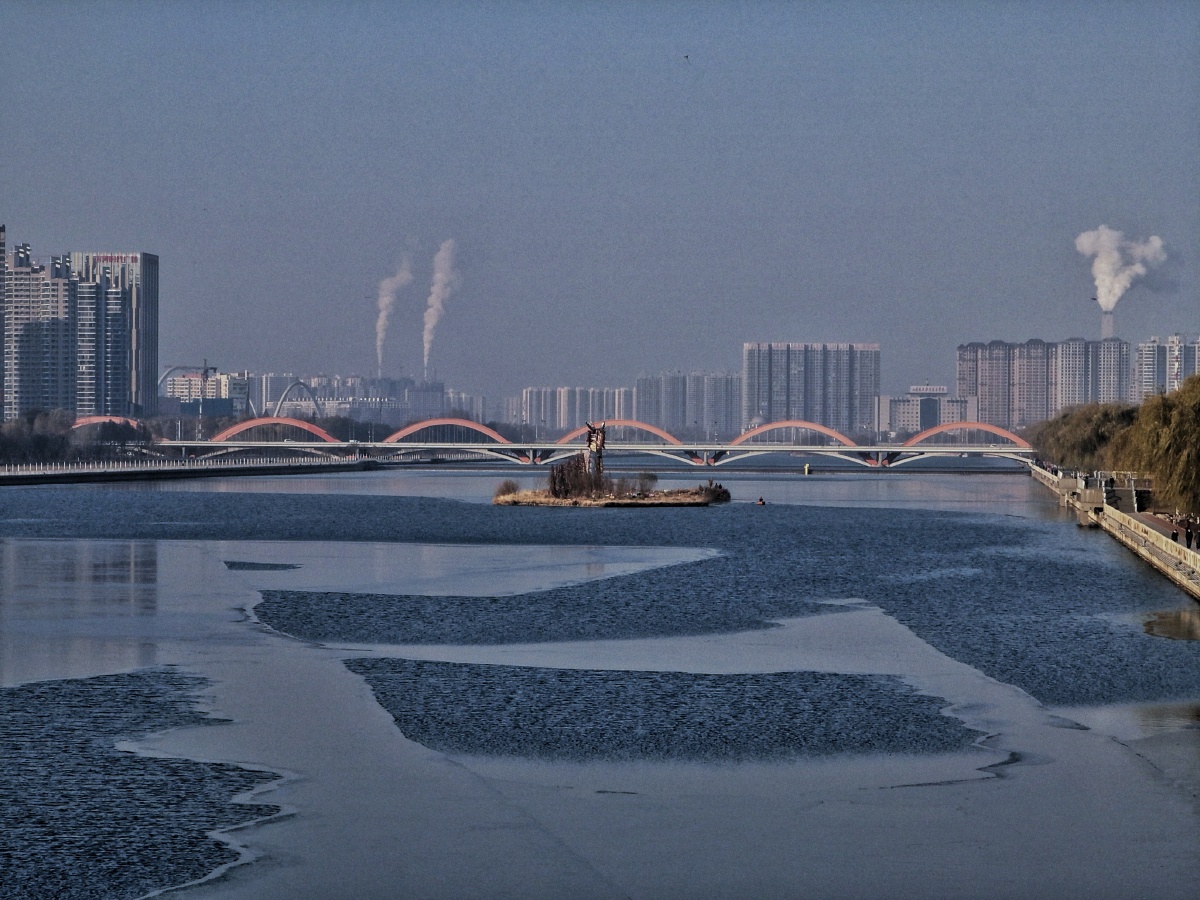 河东走河西,逆行面南;河西返河东,逆行面北.