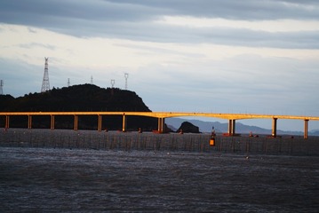 495272