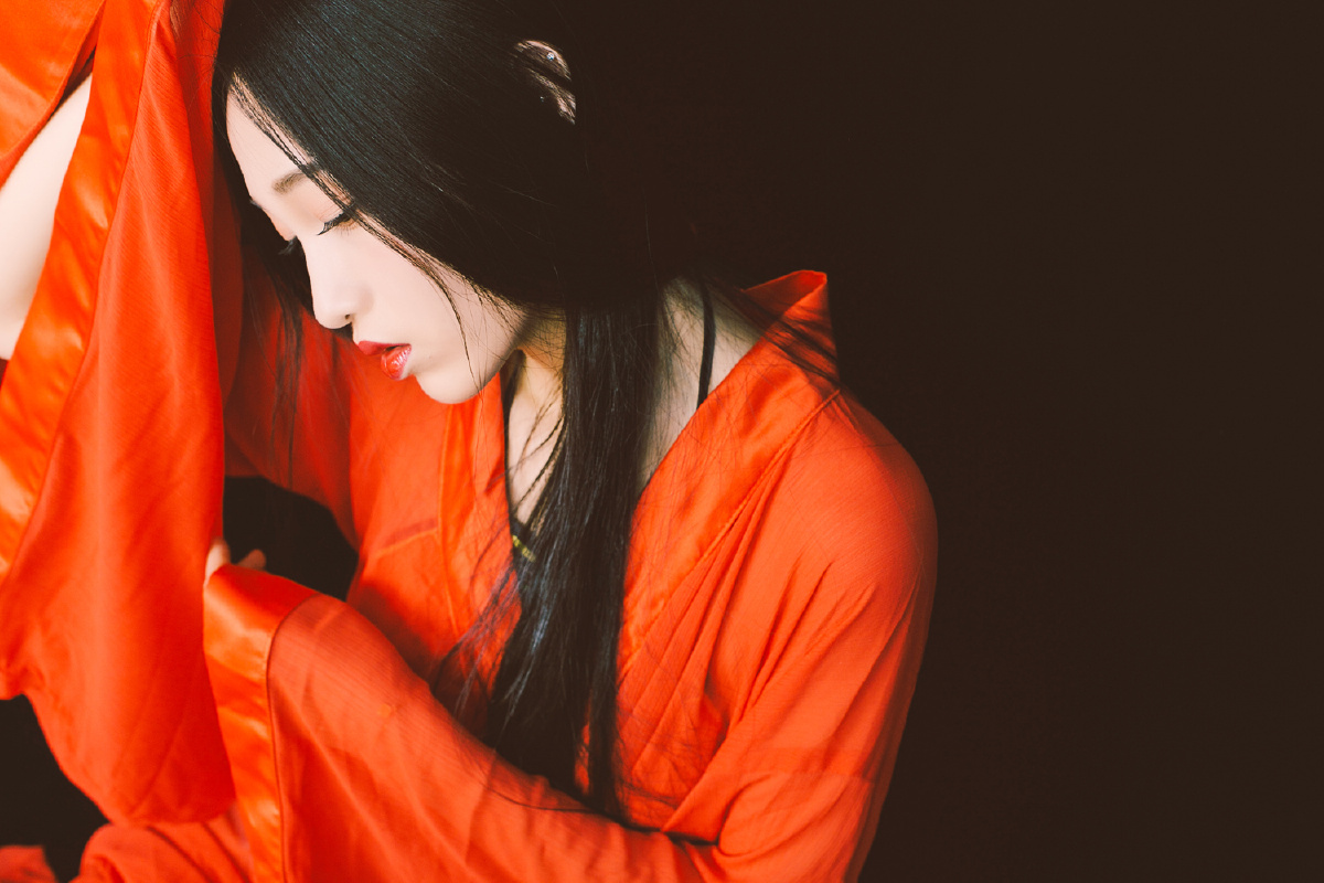 面如桃瓣目若秋波