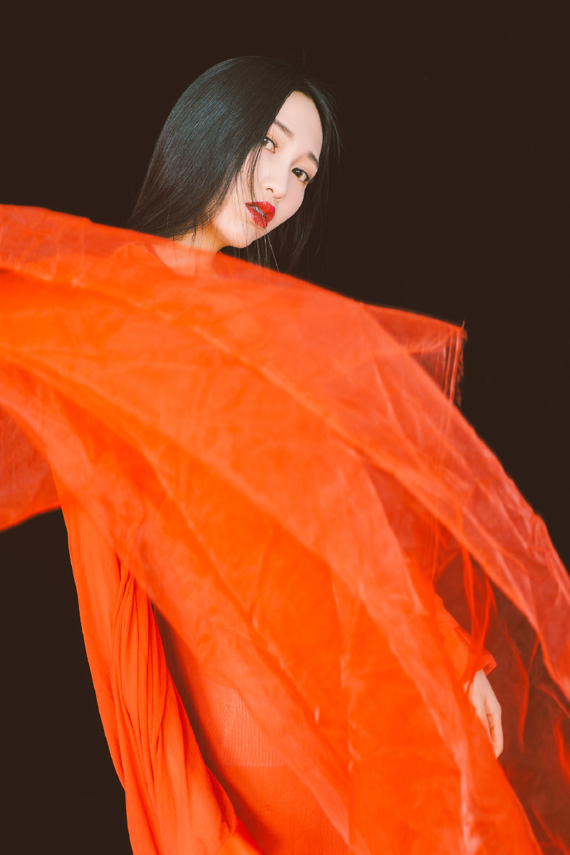 面如桃瓣目若秋波