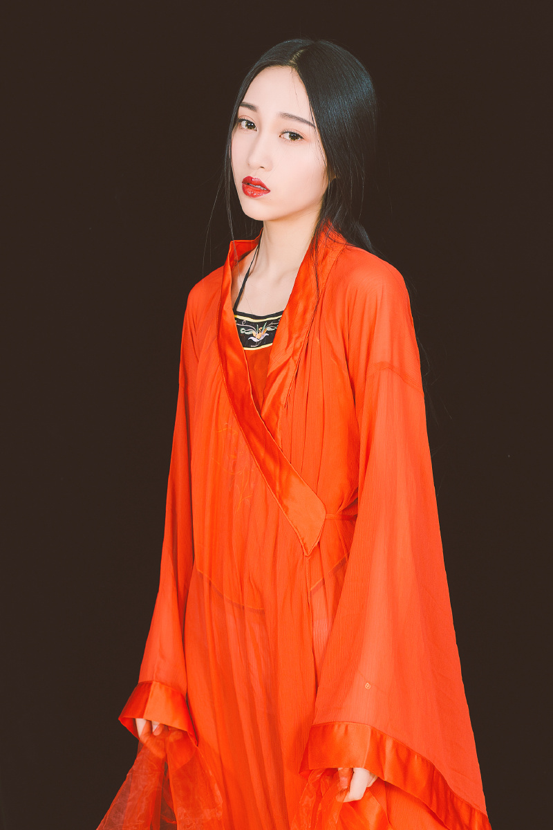 面如桃瓣目若秋波