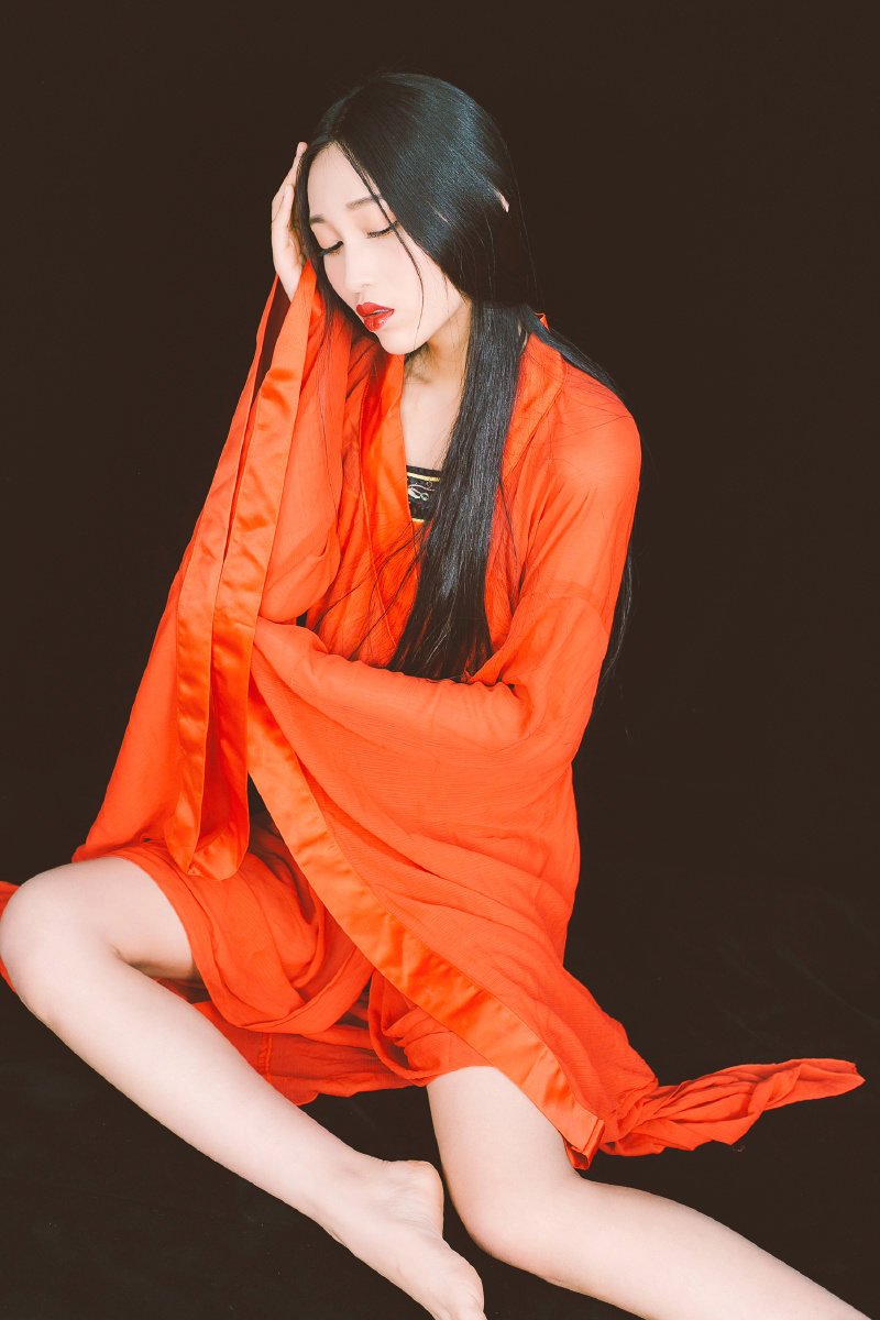 面如桃瓣目若秋波