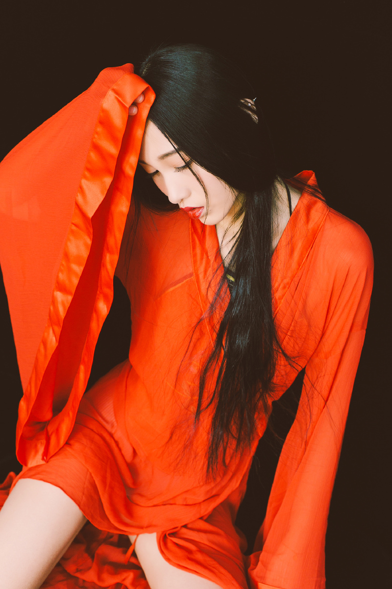 面如桃瓣目若秋波