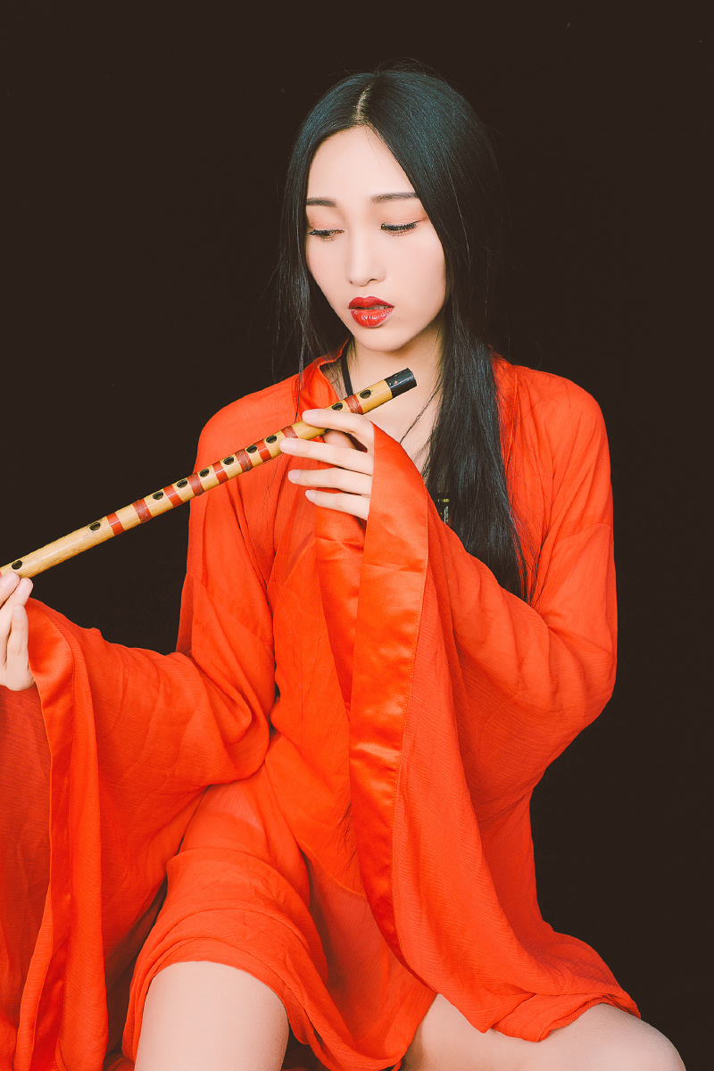 面如桃瓣目若秋波