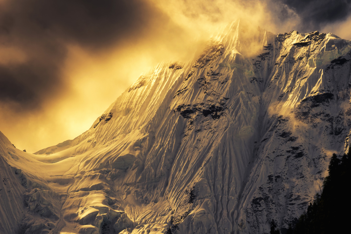 拍摄于波密朗秋冰川附近的一座雪山不知道名字